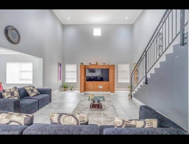 5 BEDROOM HOUSE FOR SALE IN COUNTRY VIEW ESTATE